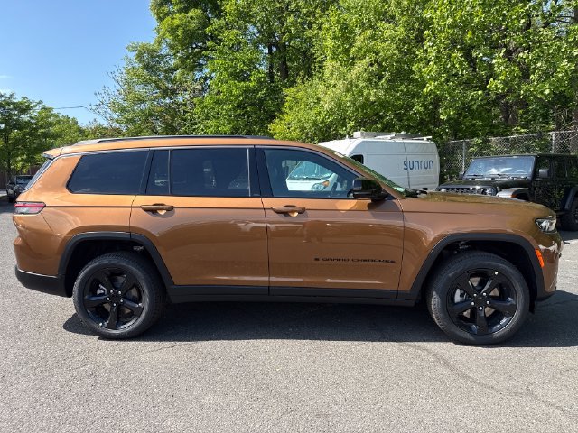 New 2026 Jeep Grand Cherokee L Limited w/ Limited Altitude Package AWD/4WD image 8