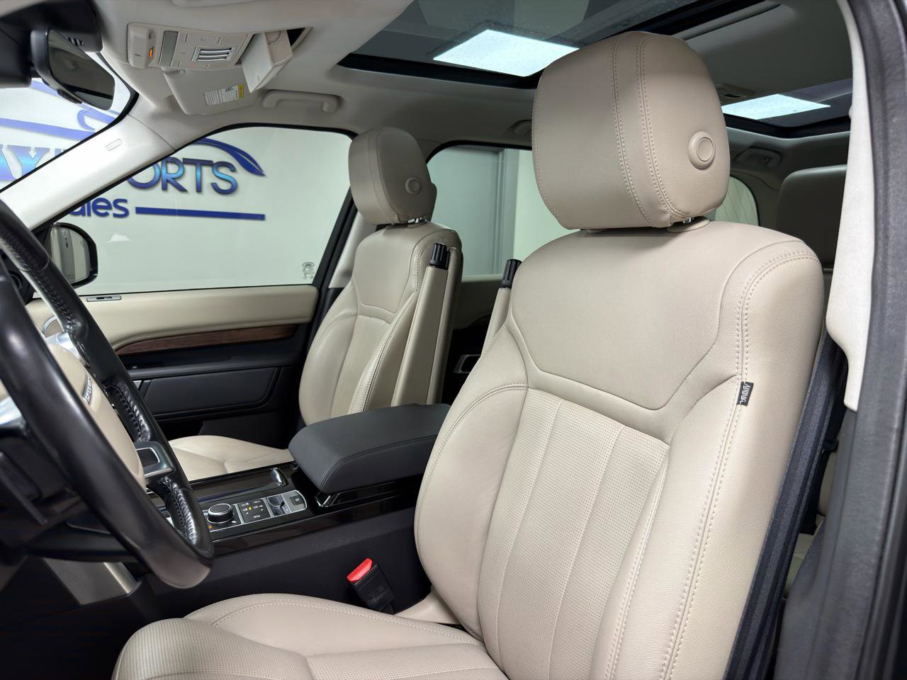 Used 2017 Land Rover Discovery HSE image 11