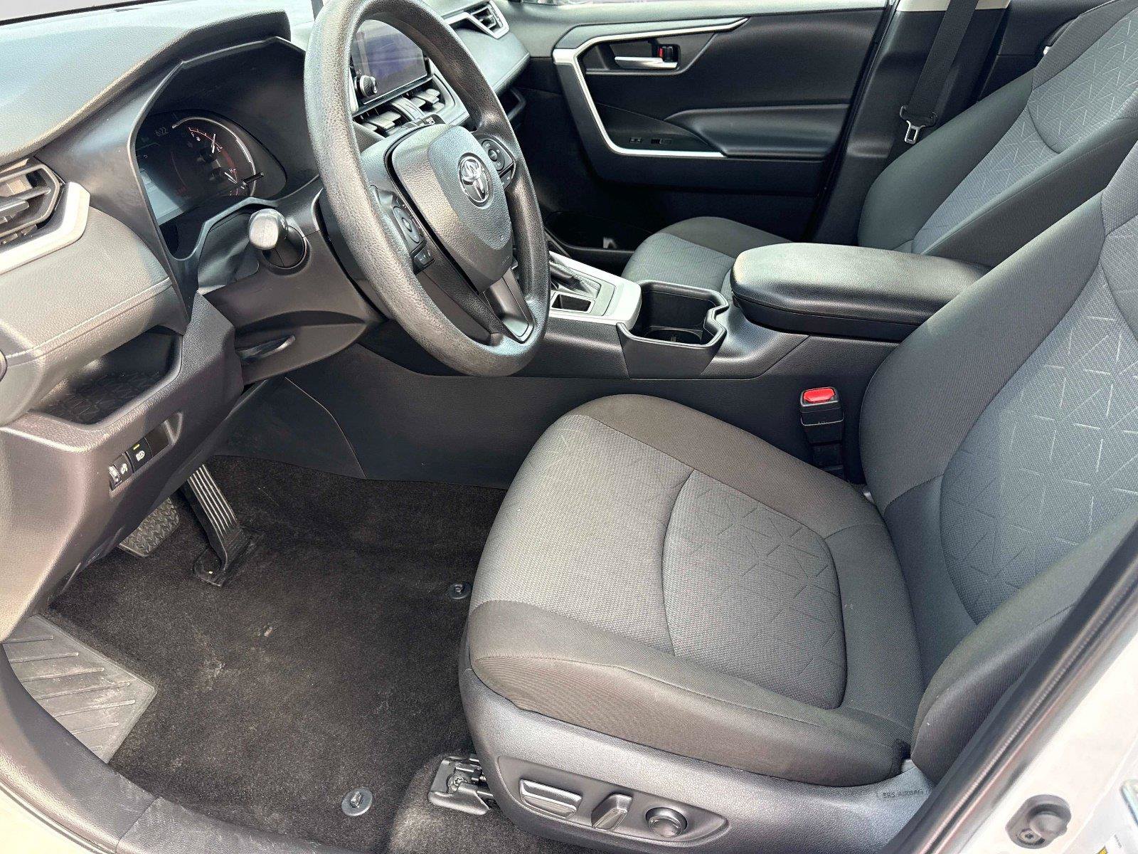 Used 2025 Toyota RAV4 XLE AWD/4WD image 14