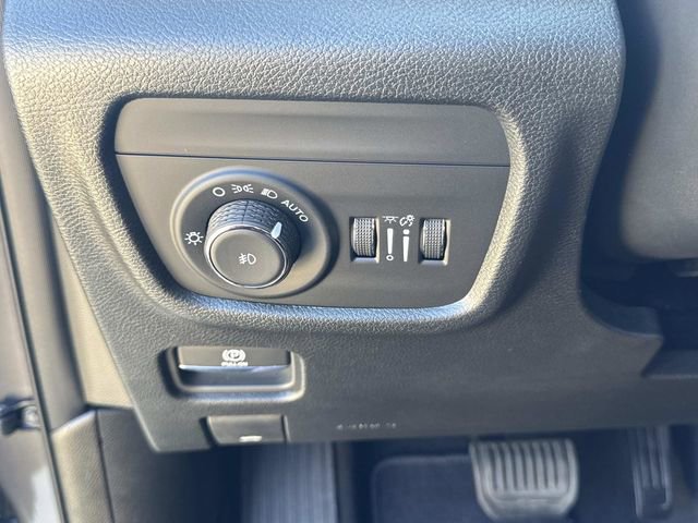 Used 2025 Jeep Grand Cherokee L Limited w/ Black Appearance Package image 31