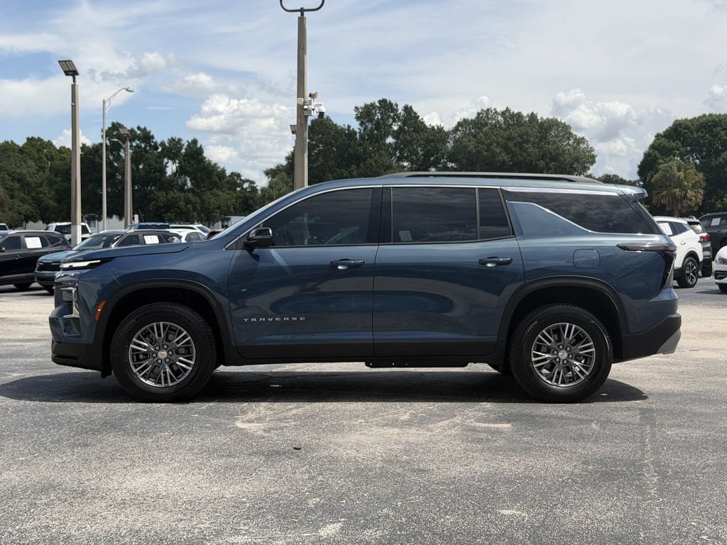 Used 2026 Chevrolet Traverse LT FWD image 7