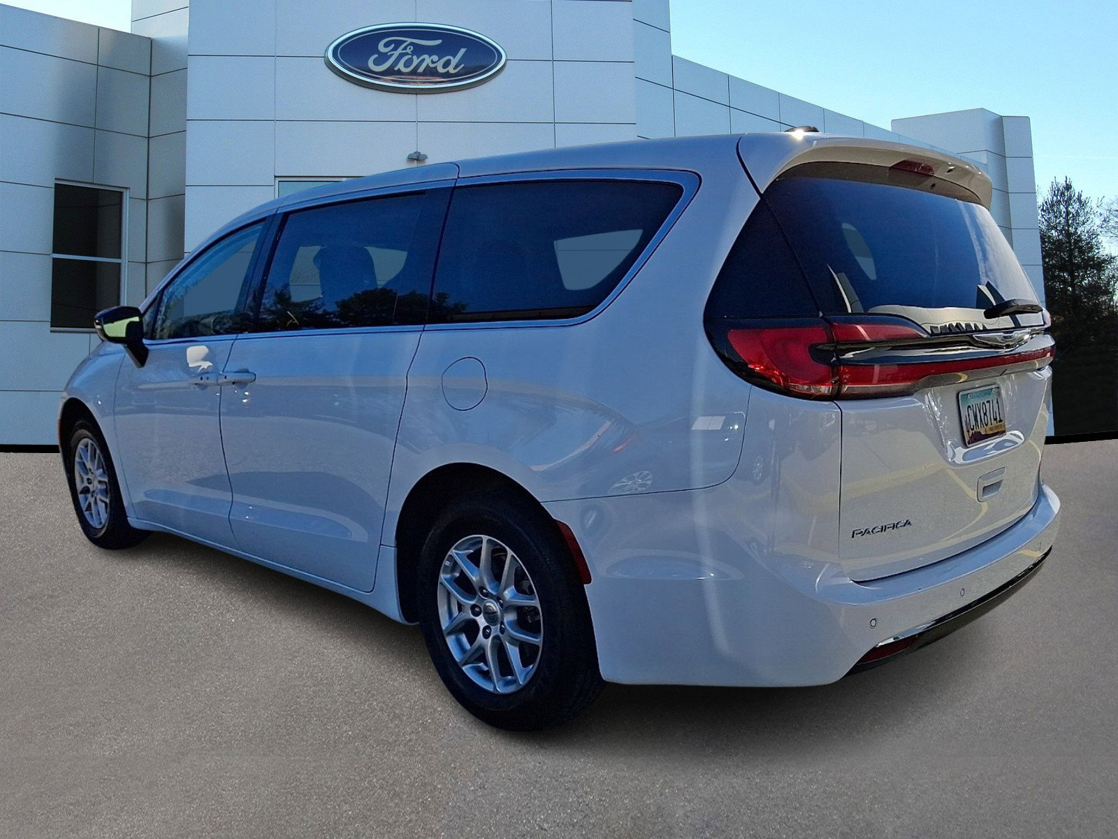 Used 2024 Chrysler Pacifica Touring-L image 5