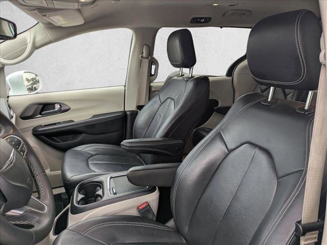 Used 2022 Chrysler Pacifica Touring-L image 10