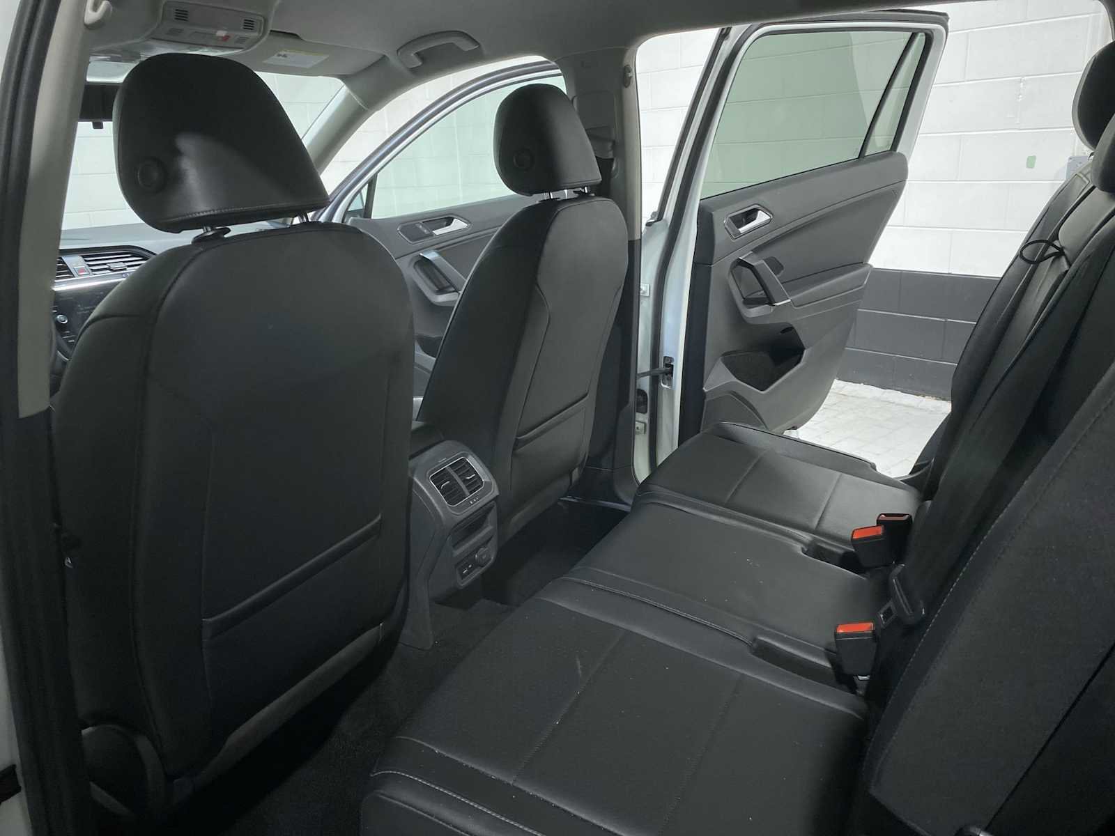 Used 2018 Volkswagen Tiguan SE w/ 3rd Row Seat Package image 12