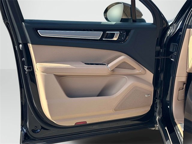 Used 2023 Porsche Cayenne Platinum Edition image 13