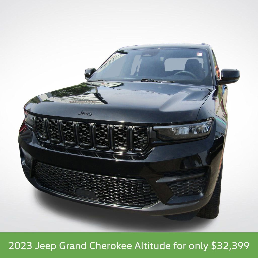 Used 2023 Jeep Grand Cherokee Altitude AWD/4WD image 3