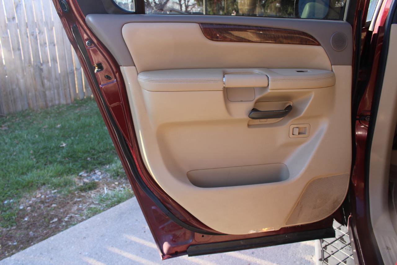 Used 2011 Nissan Armada Platinum w/ 2nd Row Captain Seat Pkg image 30