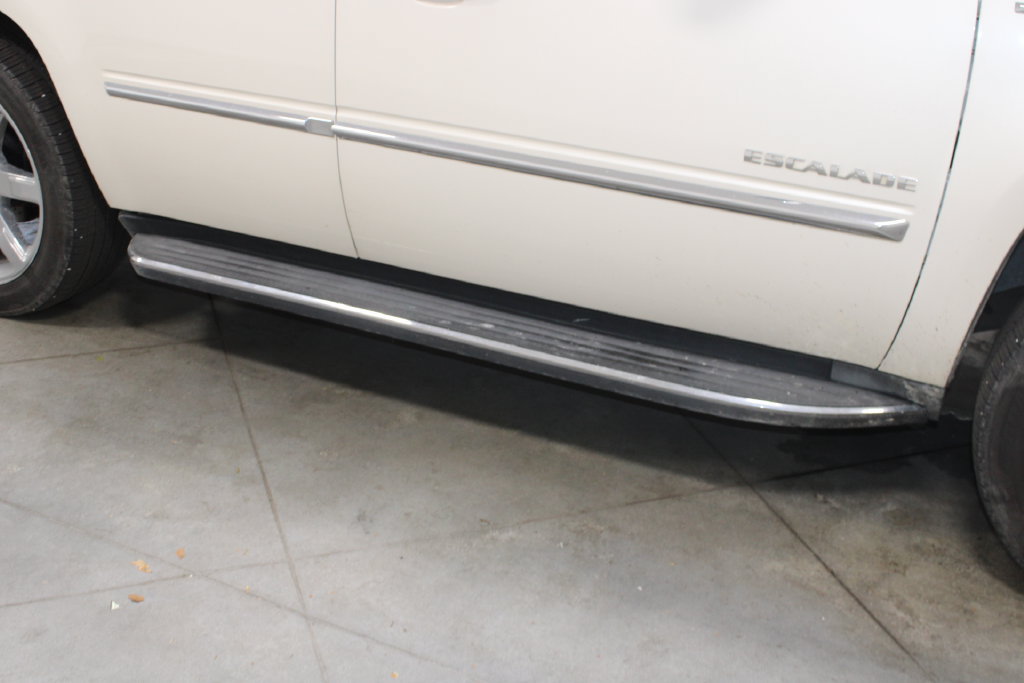 Used 2013 Cadillac Escalade Luxury AWD/4WD image 12