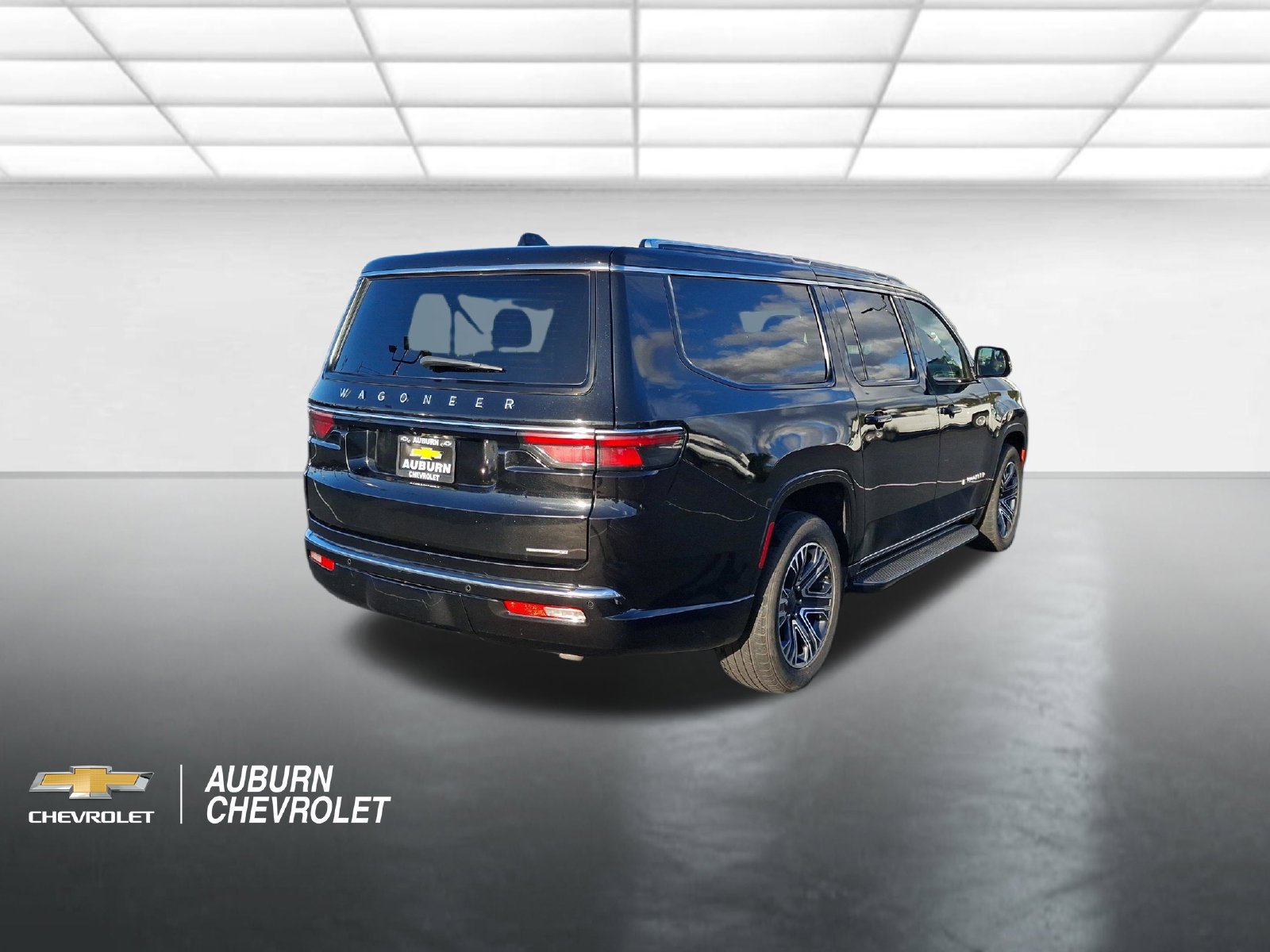 Used 2024 Jeep Wagoneer L Series II AWD/4WD image 3