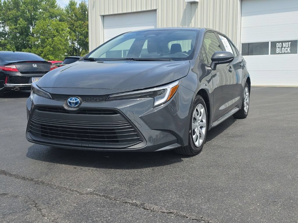 Used 2023 Toyota Corolla LE FWD image 3