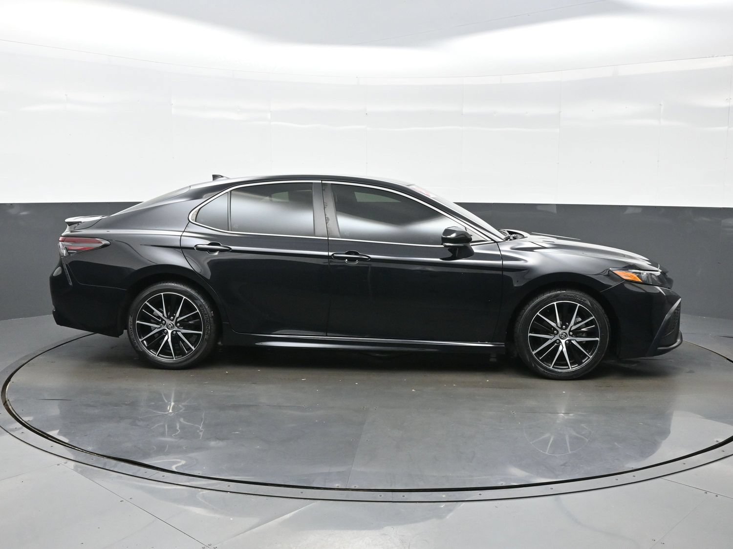 Used 2024 Toyota Camry SE FWD image 7