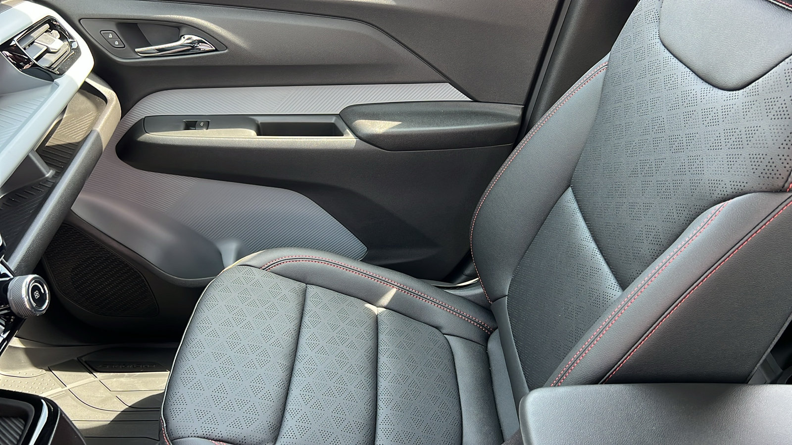 New 2027 Chevrolet Bolt RS w/ Technology Package FWD image 19