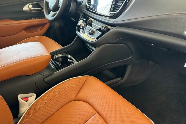 New 2026 Chrysler Pacifica Pinnacle image 15