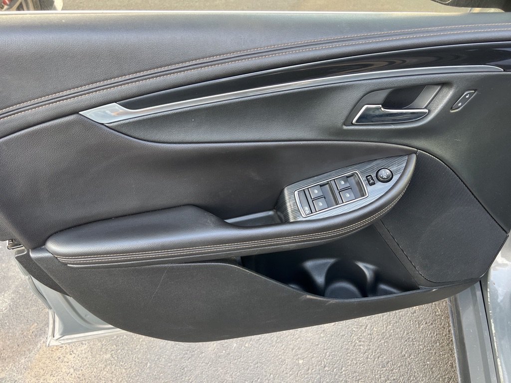 Used 2017 Chevrolet Impala LT FWD image 2