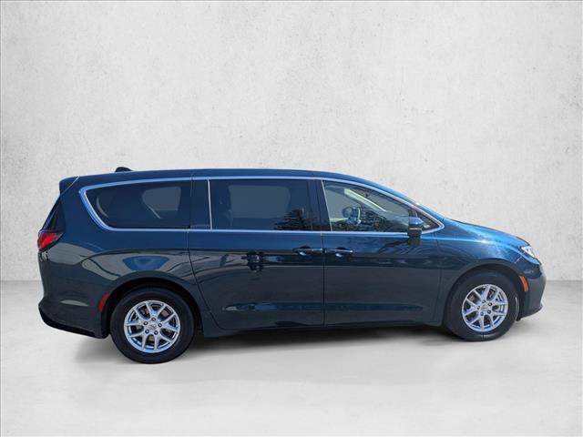 Used 2023 Chrysler Pacifica Touring-L image 4