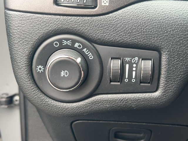 Used 2022 Jeep Cherokee Trailhawk w/ Sun, Sound & Nav Group AWD/4WD image 5