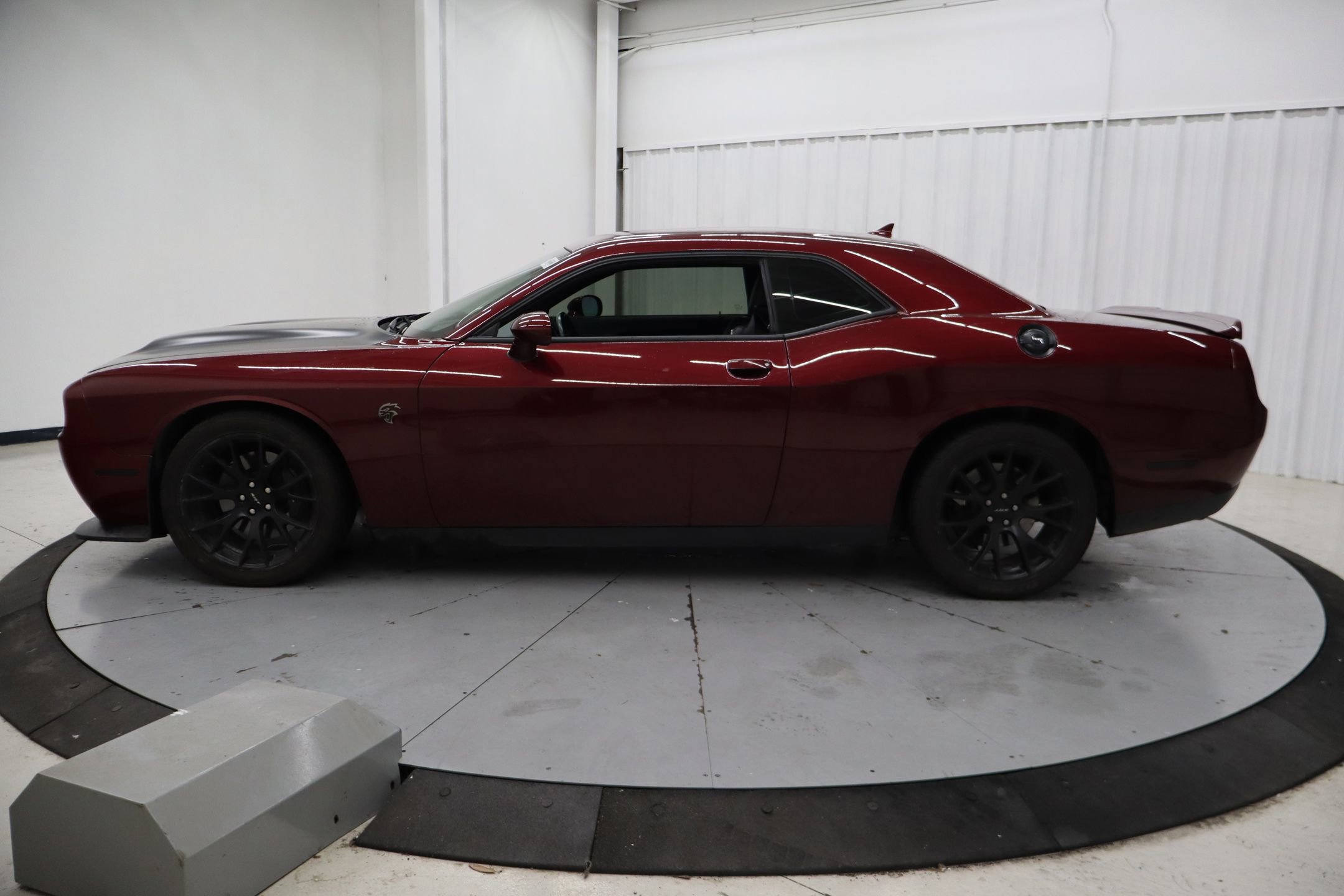 Used 2022 Dodge Challenger R/T w/ Performance Handling Group RWD image 9