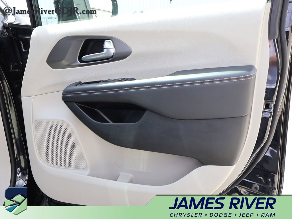 Used 2024 Chrysler Pacifica Touring-L image 8