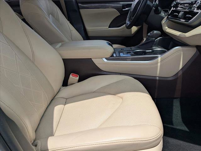 Used 2020 Toyota Highlander Platinum FWD image 21