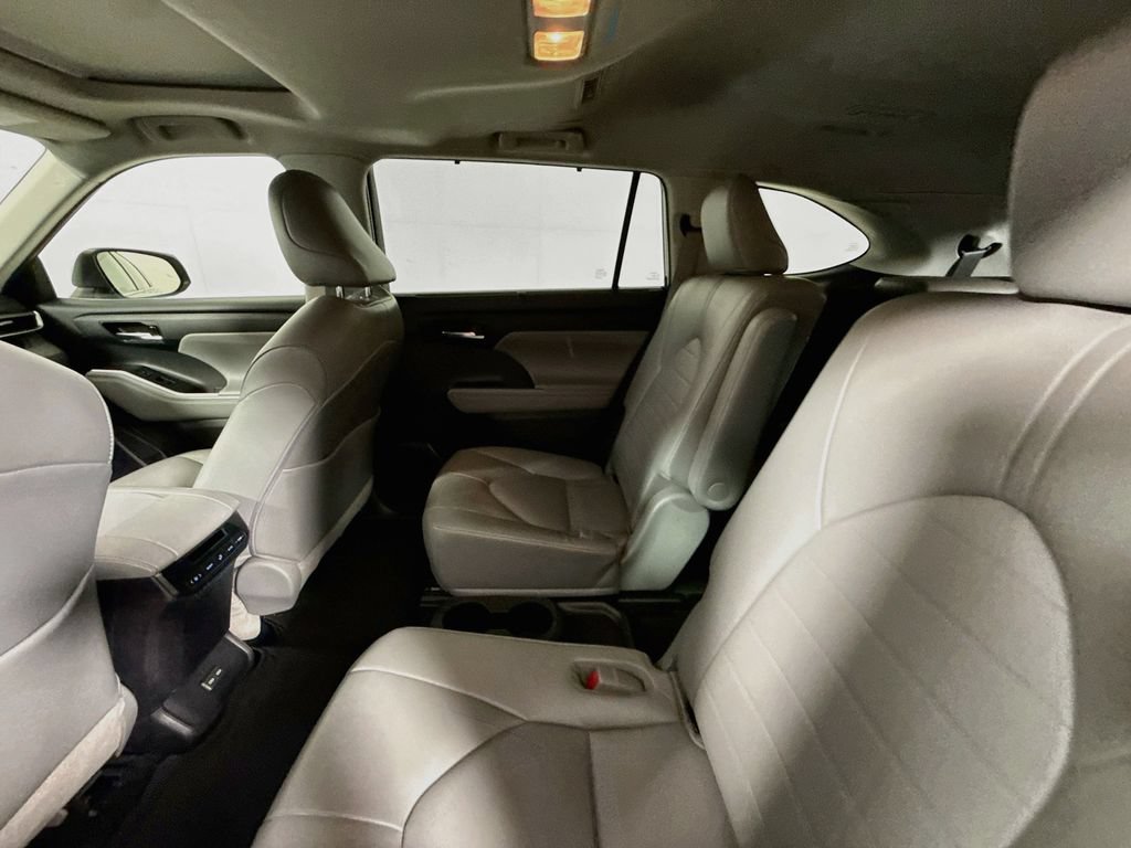 Used 2022 Toyota Highlander XLE FWD image 22