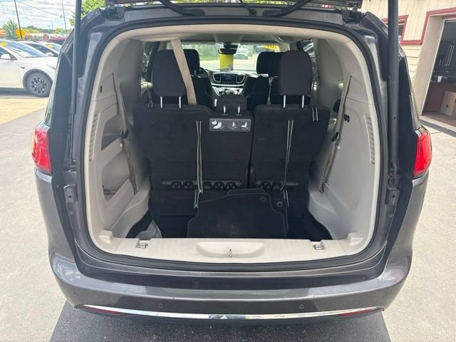 Used 2019 Chrysler Pacifica Touring Plus w/ Advanced Safetytec Group FWD image 17