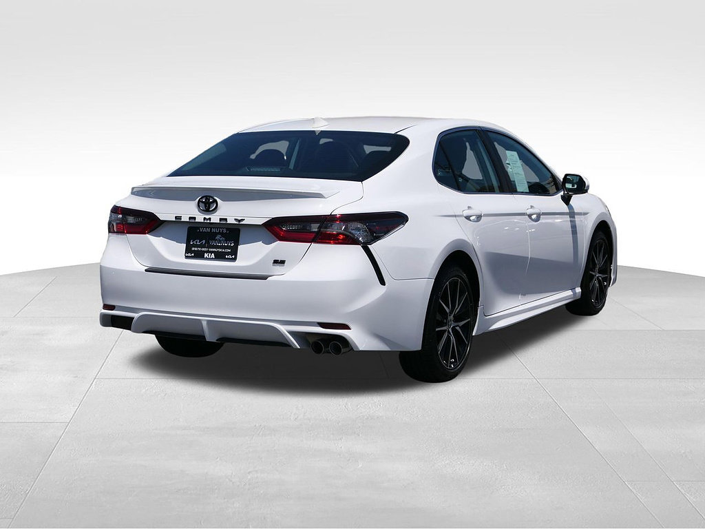Used 2024 Toyota Camry SE FWD image 3