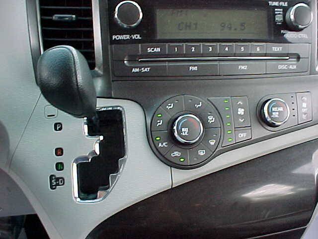 Used 2011 Toyota Sienna w/ Towing Pkg FWD image 26