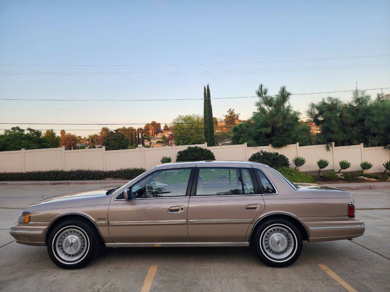 Used 1988 Lincoln Continental Signature FWD image 4