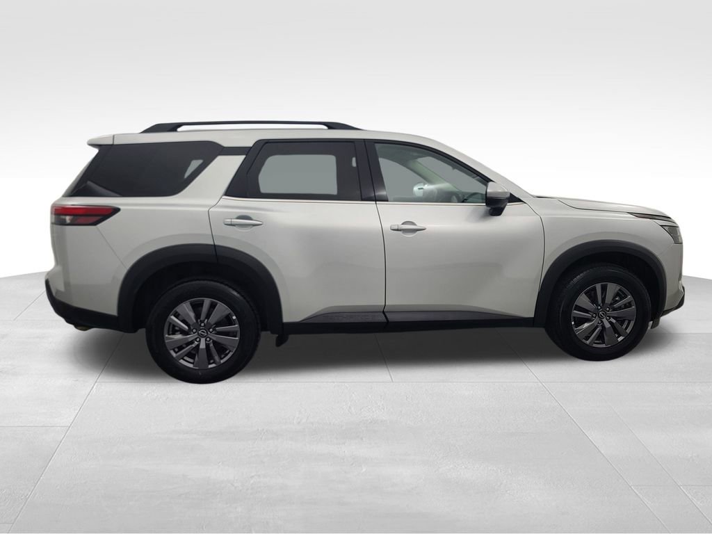 Used 2025 Nissan Pathfinder SV image 2