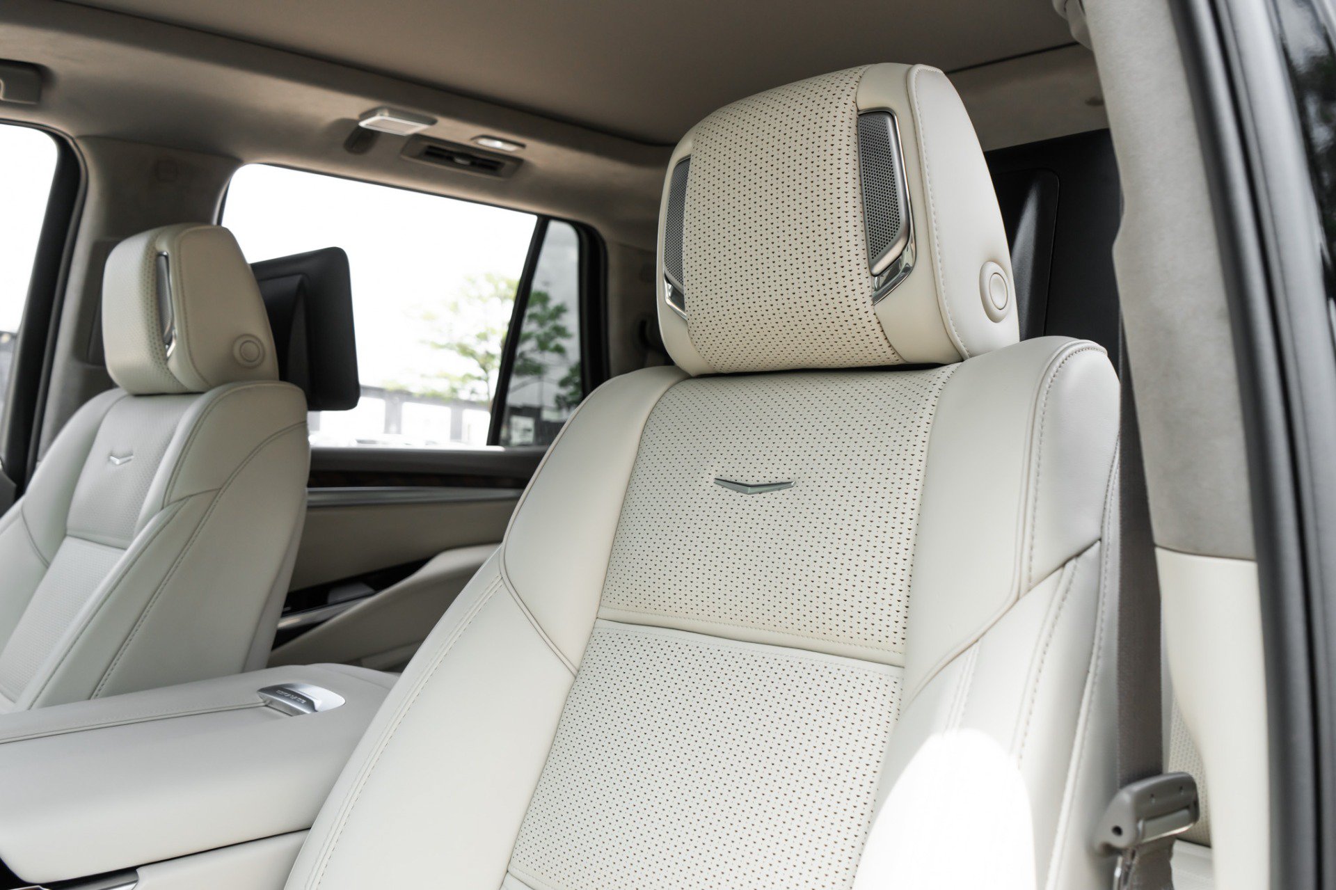 Used 2026 Cadillac Escalade Platinum Sport w/ LPO, Floor Liner Package AWD/4WD image 28
