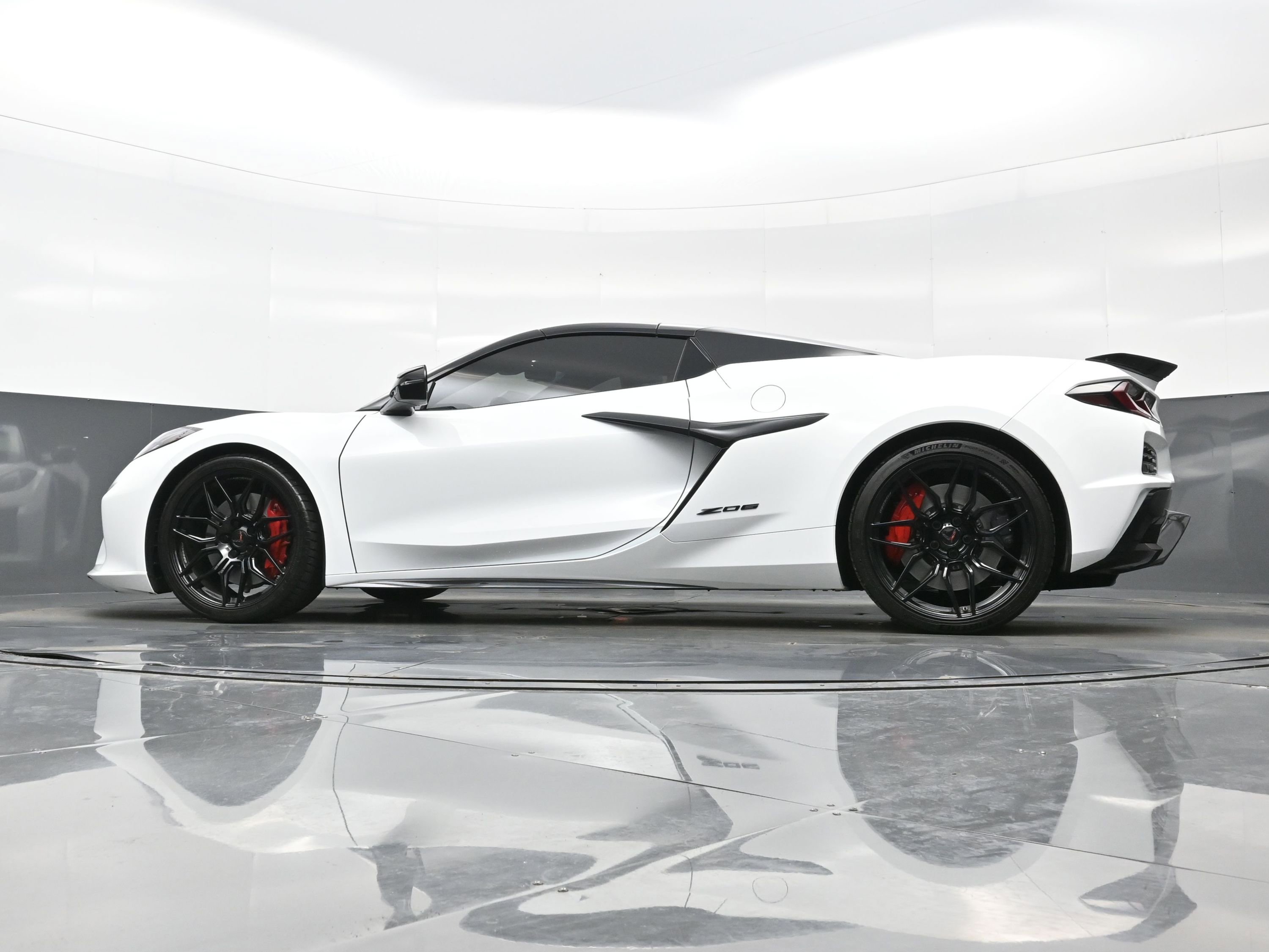 Used 2025 Chevrolet Corvette Z06 w/ Stealth Interior Trim Package RWD image 25