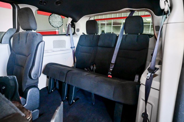 Used 2017 Dodge Grand Caravan SE FWD image 18
