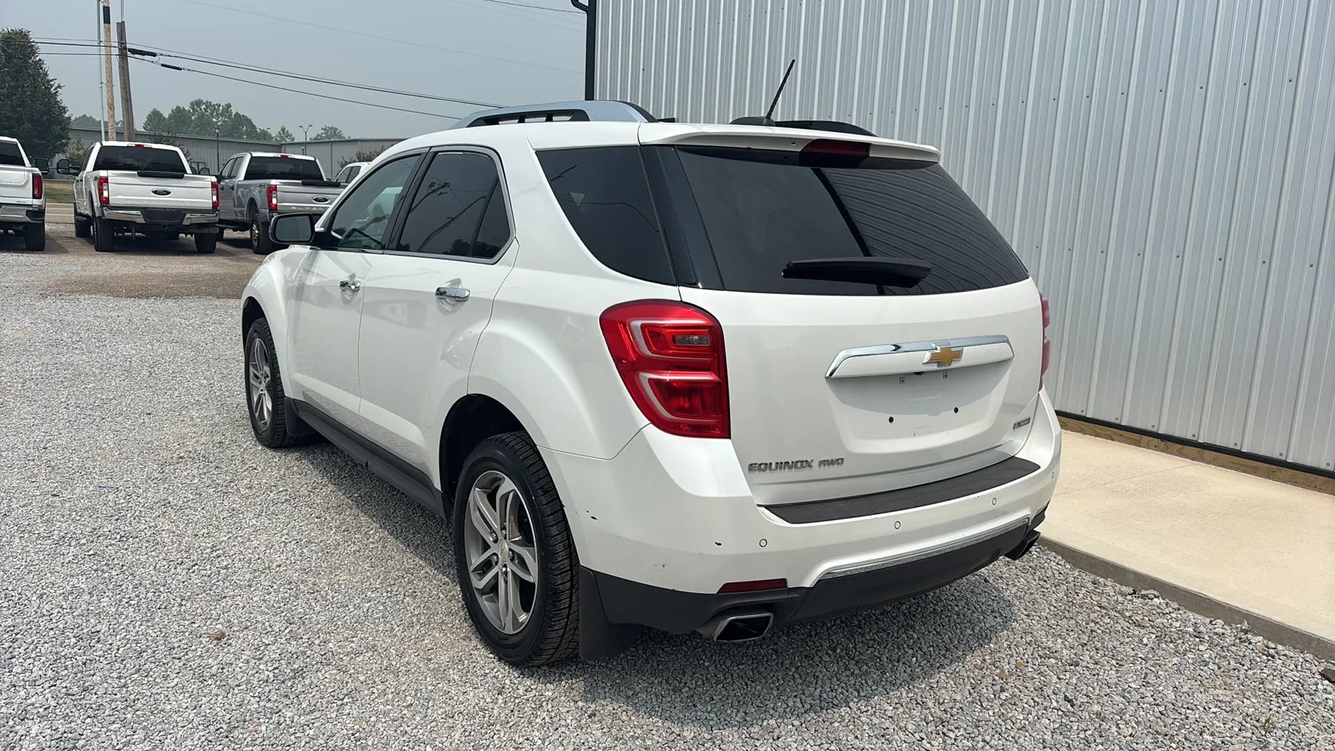 Used 2017 Chevrolet Equinox Premier w/ Enhanced Convenience Package AWD/4WD image 3