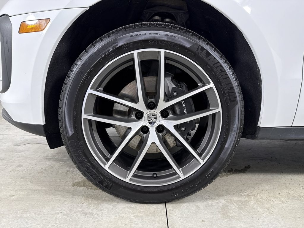 Certified 2025 Porsche Macan AWD/4WD image 13