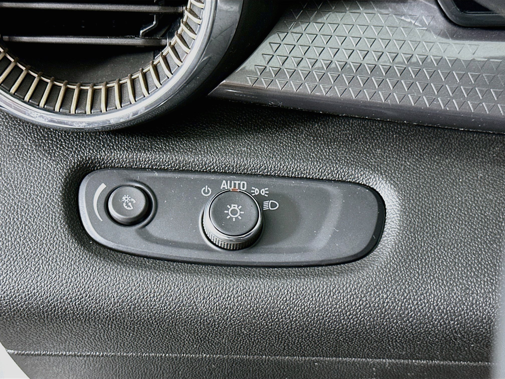 Used 2024 Chevrolet Trax ACTIV w/ Sunroof Package FWD image 17
