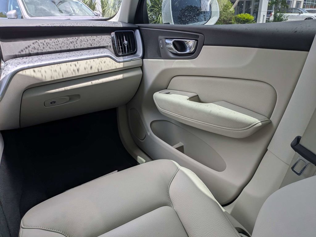 Used 2020 Volvo XC60 T5 Momentum FWD image 20