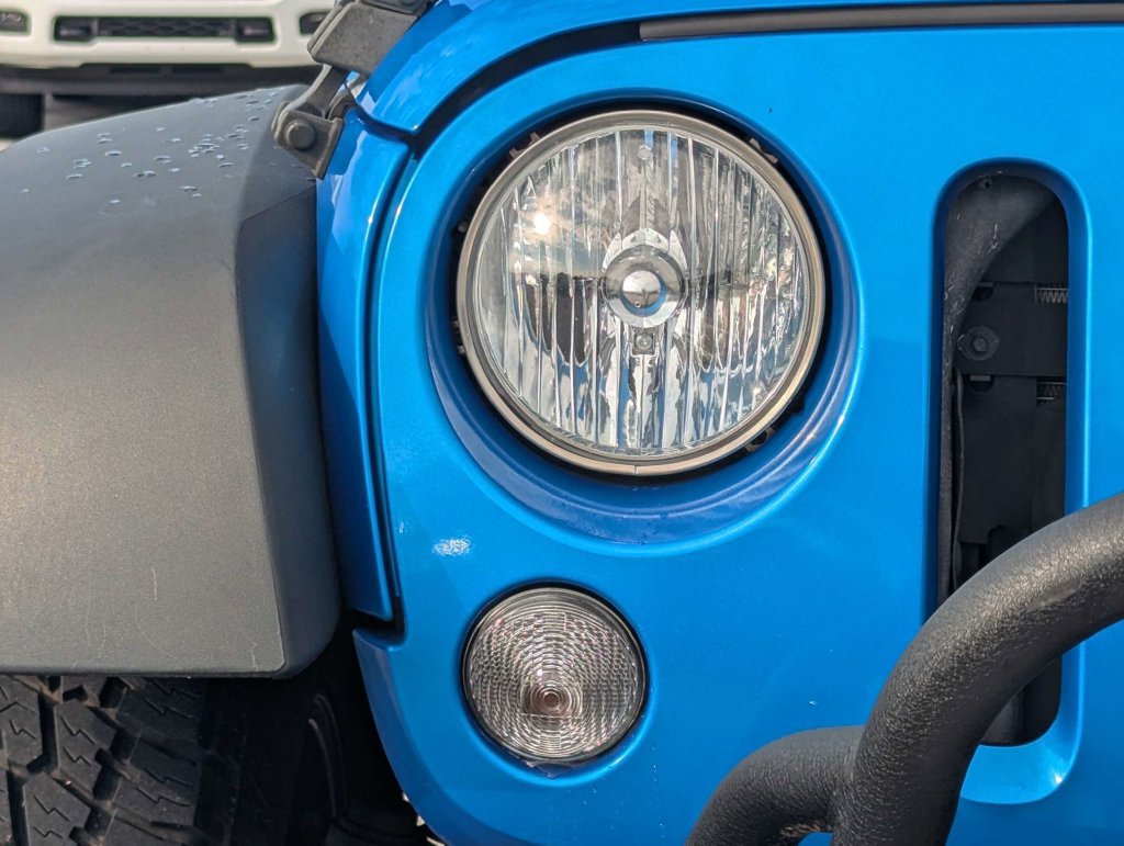 Used 2016 Jeep Wrangler Unlimited Rubicon w/ Connectivity Group AWD/4WD image 9