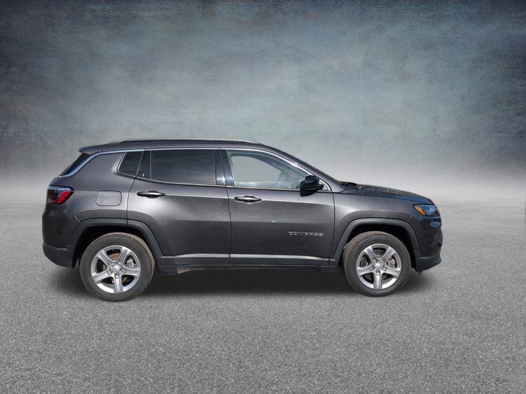 Used 2023 Jeep Compass Latitude w/ Convenience Group AWD/4WD image 8