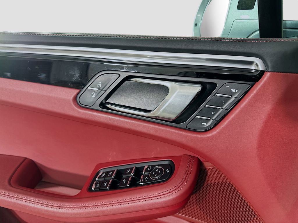 Certified 2023 Porsche Macan AWD/4WD image 19