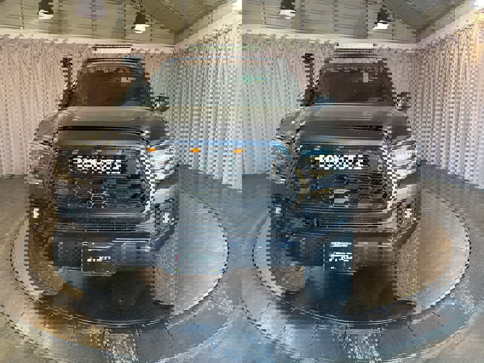 Used 2018 Toyota Tacoma TRD Off-Road w/ Technology Package image 2