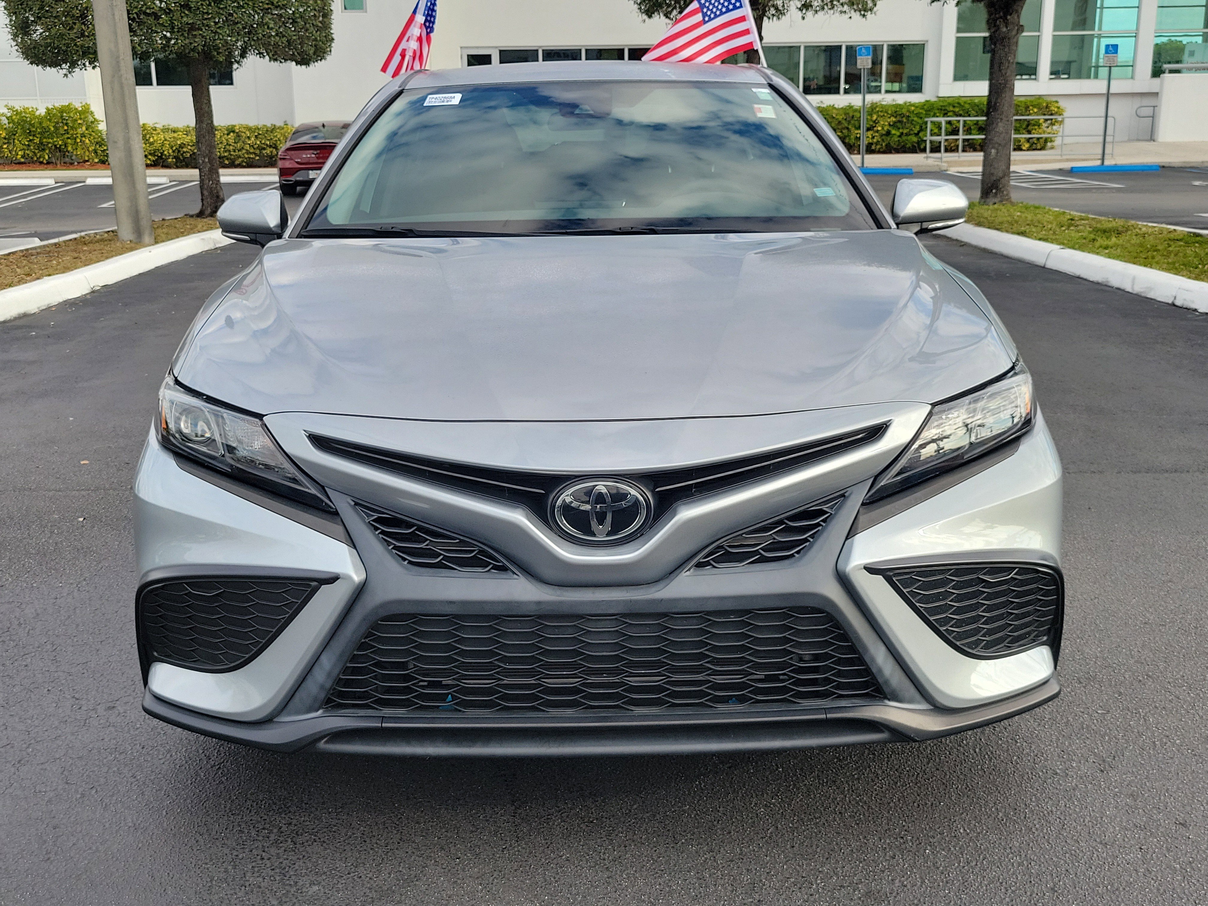 Used 2022 Toyota Camry SE image 4