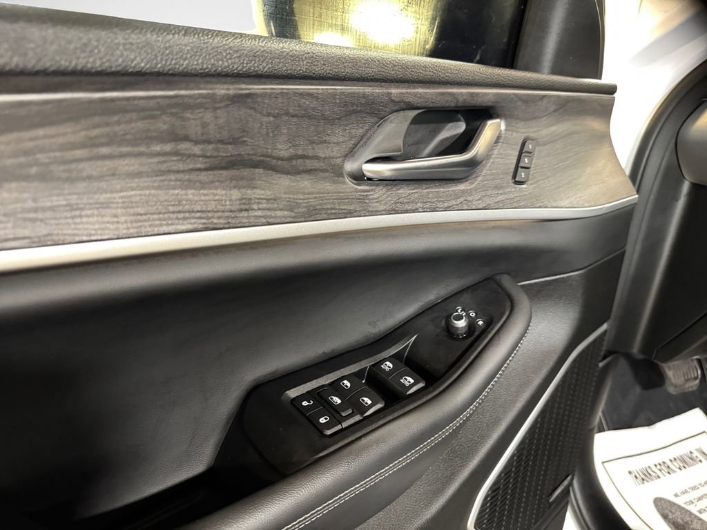 Used 2023 Jeep Grand Cherokee Limited w/ Black Appearance Package image 14