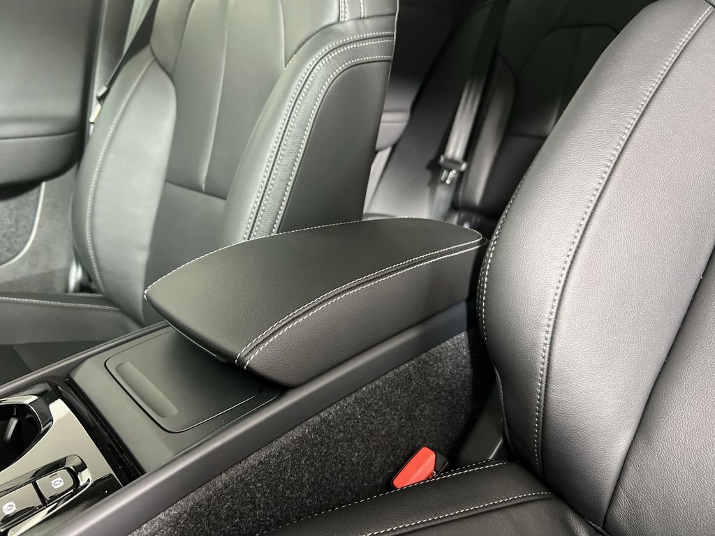 Certified 2025 Volvo XC40 B5 Plus w/ Protection Package Premier image 25