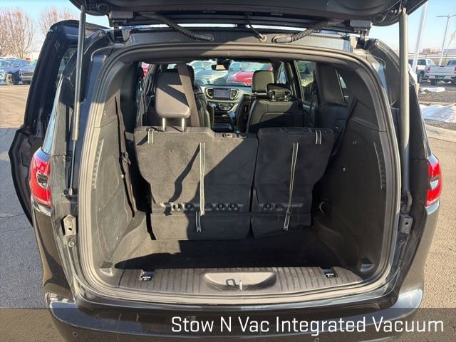 Used 2022 Chrysler Pacifica Touring-L w/ Uconnect Theater Family Group image 24