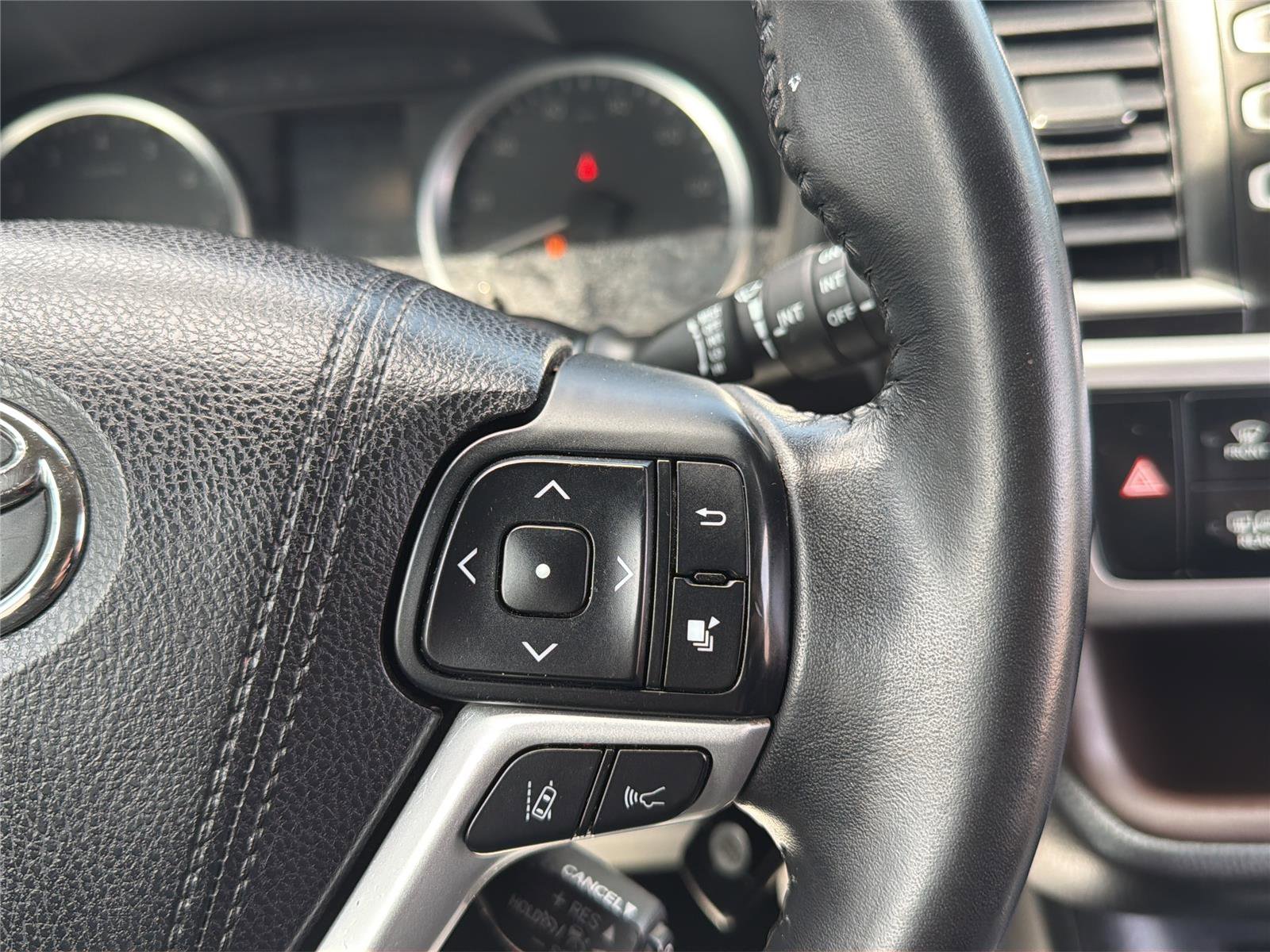 Used 2017 Toyota Highlander Plus w/ Carpet Mat Package AWD/4WD image 16