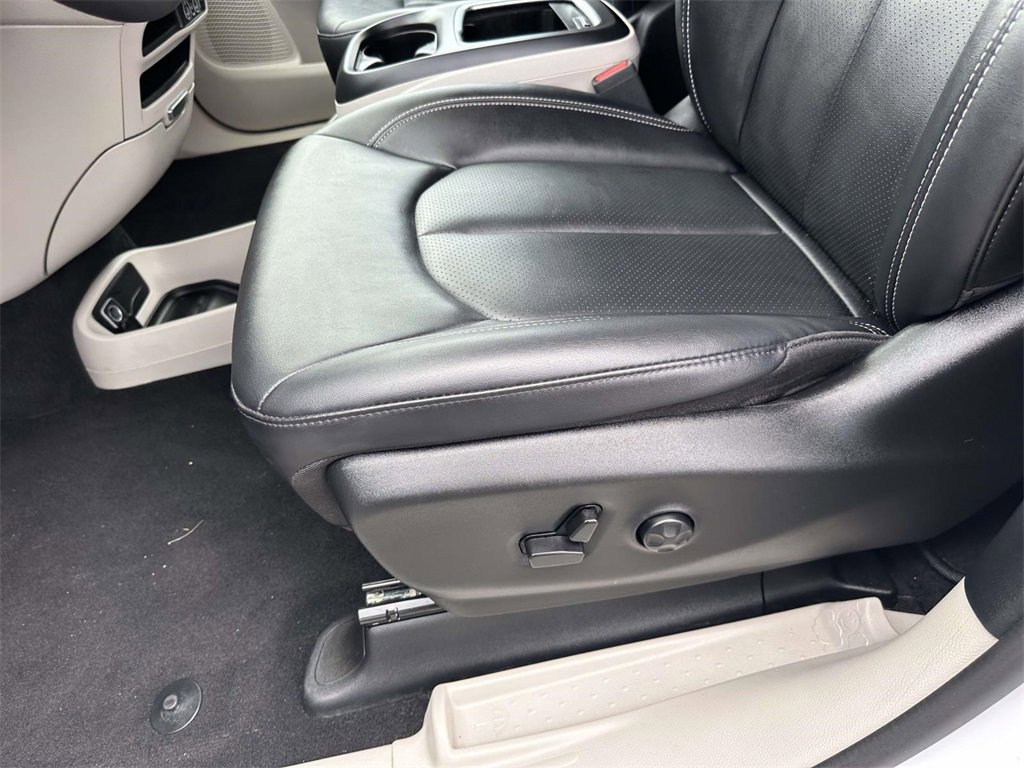 Used 2024 Chrysler Pacifica Touring-L image 17