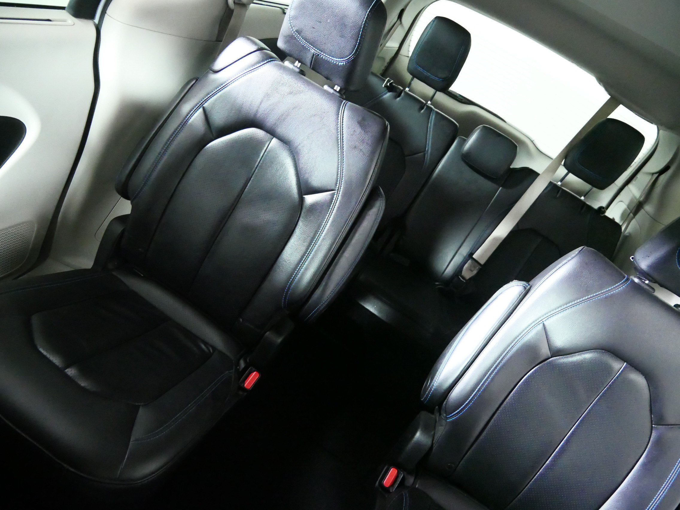 Used 2021 Chrysler Pacifica Touring-L FWD image 12