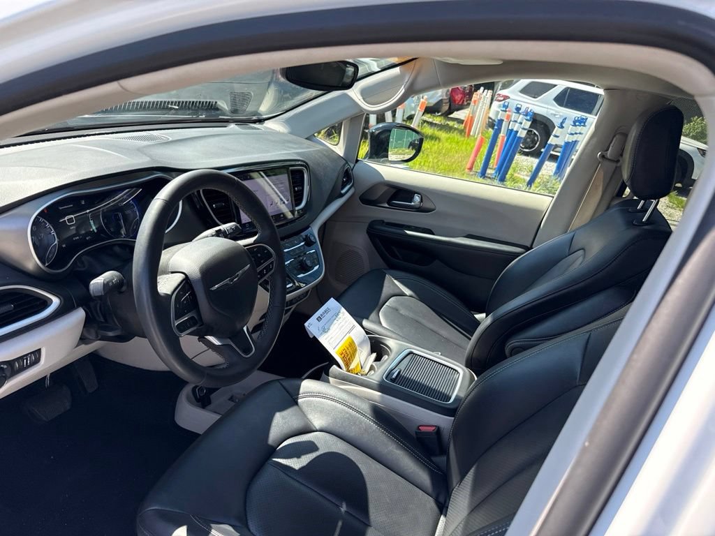 Used 2024 Chrysler Pacifica Touring-L FWD image 11