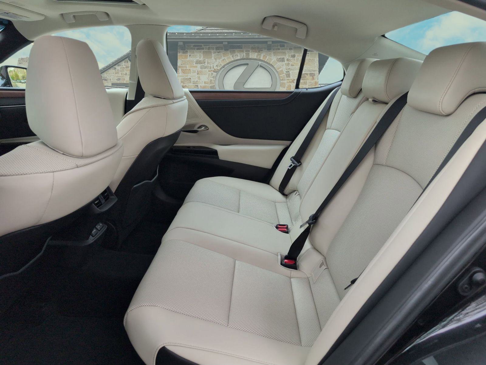 Used 2025 Lexus ES 300h w/ Premium Package image 17