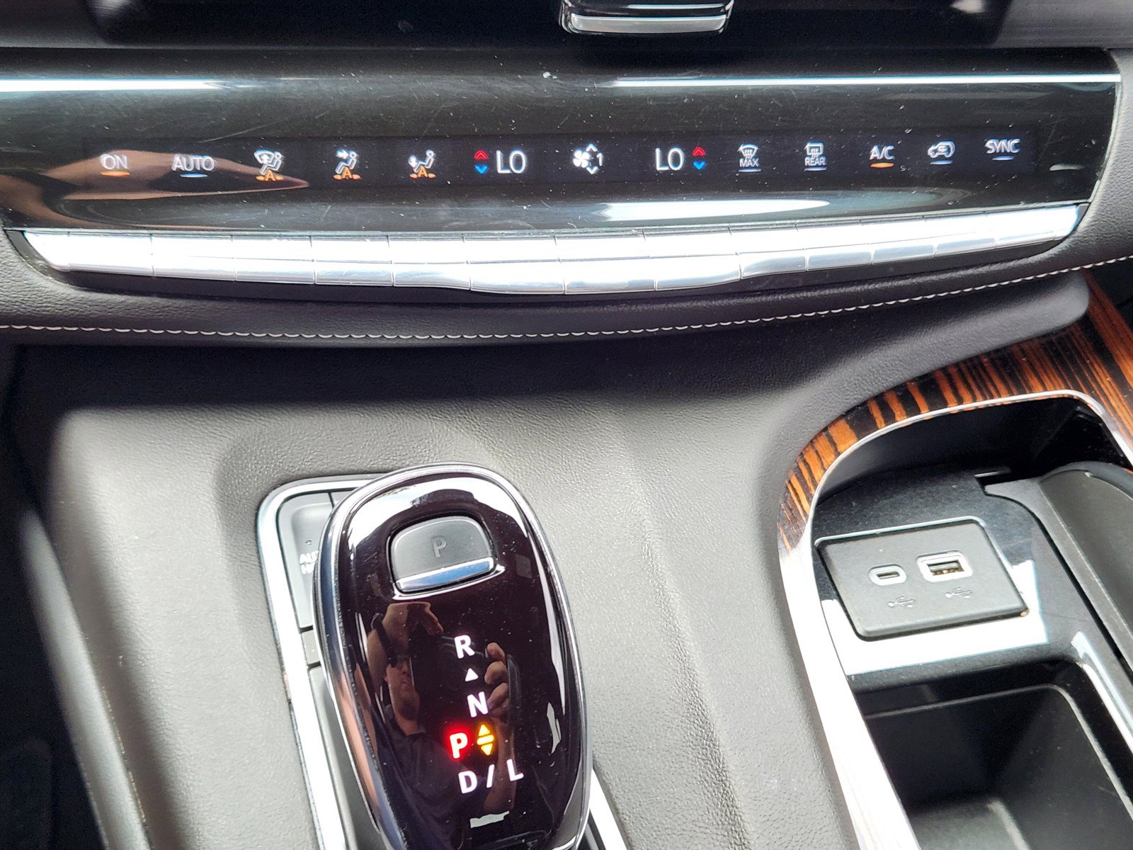 Certified 2023 Cadillac Escalade Premium Luxury w/ Performance Package AWD/4WD image 16